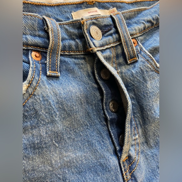 Levi’s Wedgie Premium Denim Woman’s Jeans light wash size 27 - Picture 2 of 12